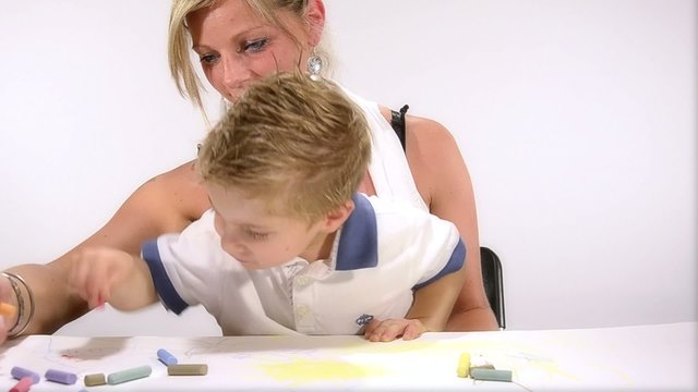 mamma e figlio disegnano