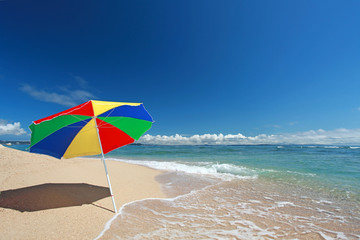 久高島の美しい砂浜に立つパラソル