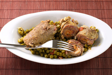 Involtini di carne con piselli - Meat rolls with peas