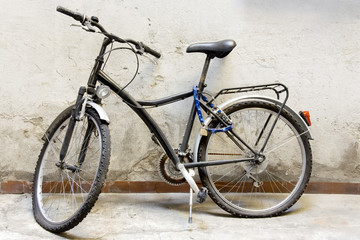Fototapeta na wymiar old city bike on the wall