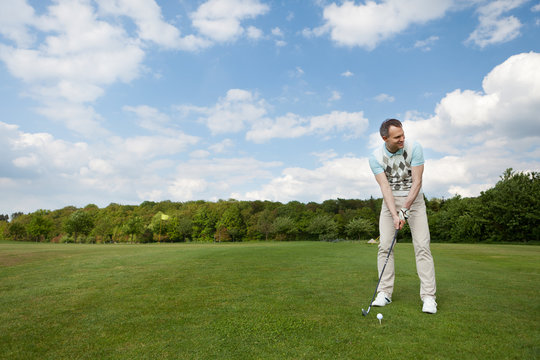 konzentrierter golfspieler
