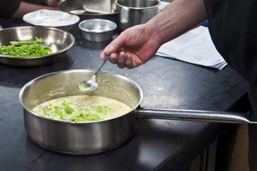 Cuisinier au travail