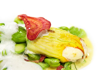 Fleurs de courgettes farcies, fond blanc