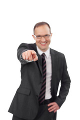 lachender geschäftsmann zeigt auf etwas