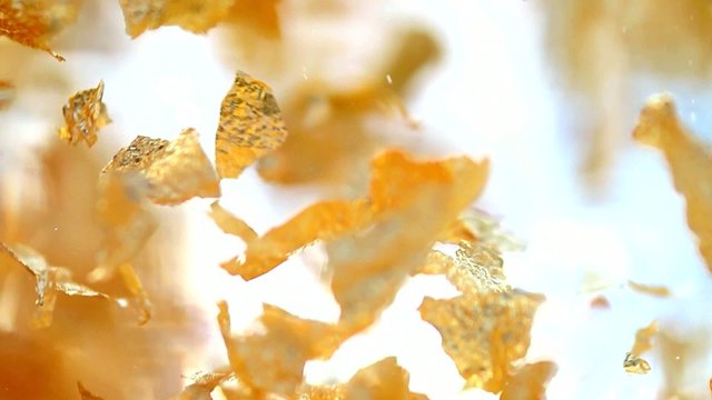 Blattgold schwebt im Wasser Goldregen