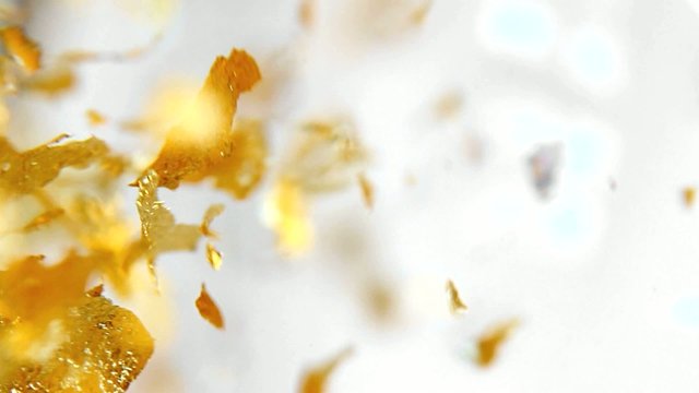 Blattgold schwebt im Wasser Goldregen