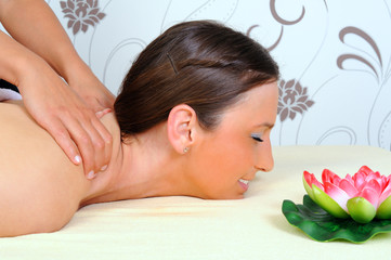 Obraz na płótnie Canvas Woman getting relaxing in beauty massage salon