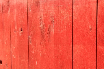 Красный деревянный забор