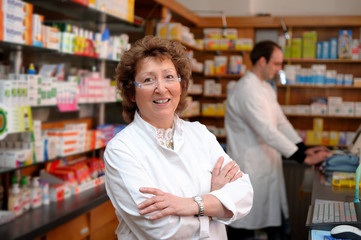 Apothekerin mit verschränkten Armen