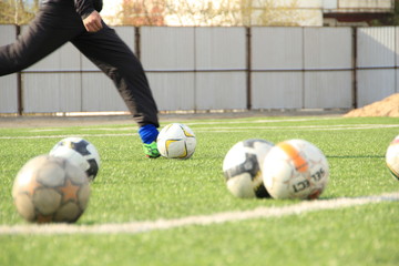 Тренировка с мячами на футбольном поле