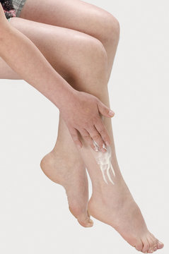 Mujer se cuida  las piernas con crema