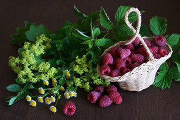 Himbeeren mit Körbchen