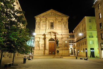 La piazza della Chiesa di San Fedele a Milano di notte