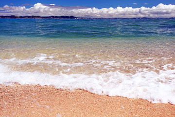美しい砂浜に打ち寄せる白い波