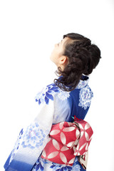 空を見上げる浴衣姿の女性