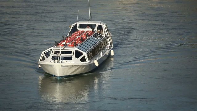 Roma, barca sul Tevere