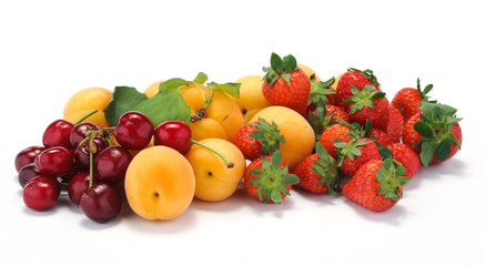 Albiccocche, ciliege e fragole