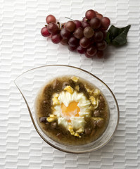 huevo con sopa de uvas