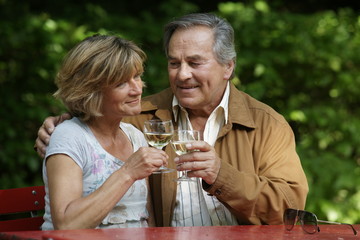 Glückliches älteres Paar trinkt Wein