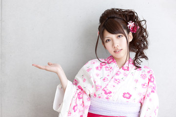 浴衣を着た若い女性