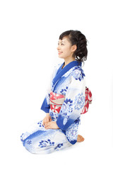 正座する着物姿の女性