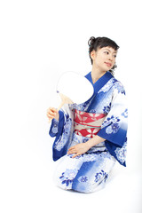 うちわと浴衣の女性