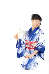 うちわと浴衣の女性