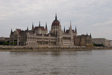 Budapeszt - widok Parlamentu znad Dunaju - obrazy, fototapety, plakaty