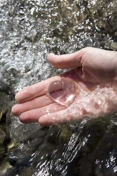 Bergkristallherz in der Hand