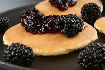hausgemachter Pfannkuchen mit frischen Brombeeren