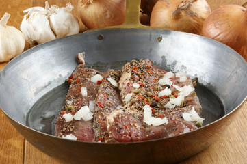 gepfeffertes Beef Steak in einer alten Messingpfanne