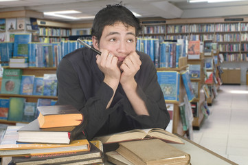 Chico en la biblioteca