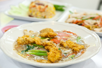 Rat-na, Soup Golden mushroom and fried chicken