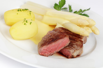 frischer Spargel mit Rumpsteak und Sauce Hollandaise
