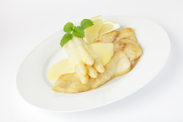frischer Spargel mit Viktoriabarsch und Hollandaise