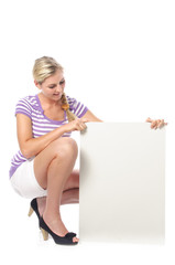 Junge Frau mit leerem Schild in der Hand