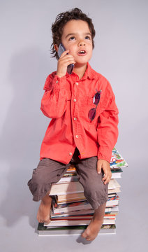 enfant de 5 ans t&eacute;l&eacute;phonant