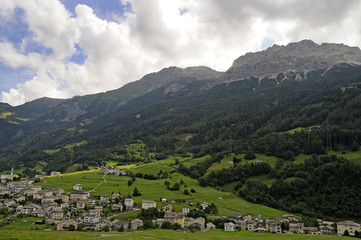 Fototapeta na wymiar Bernina Express z jeziora Como do St Moritz Szwajcaria