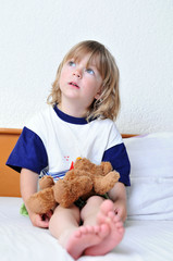 Kind mit Teddy