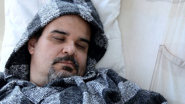 uomo addormentato