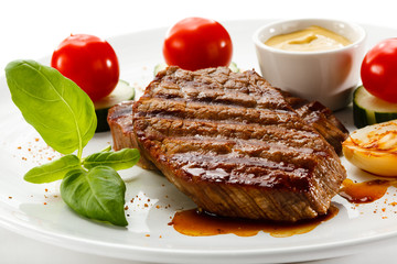 Grilled steak and vegetables