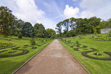 Viale tra i giardini