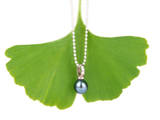 Ginkgoblatt mit schwarzer Tahiti Perle an Kette