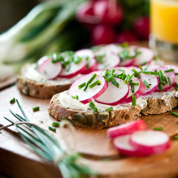 vollkornbrot mit radieschen und schnittlauch