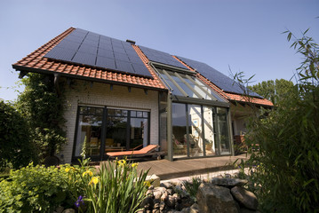 Wohnhaus mit Solarzellen