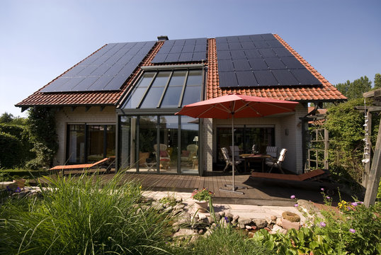 Wohnhaus mit Solarzellen