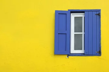 Keuken spatwand met foto Kleurrijk geel huis met blauwe luiken in Governor& 39 s Harbor © tobago77