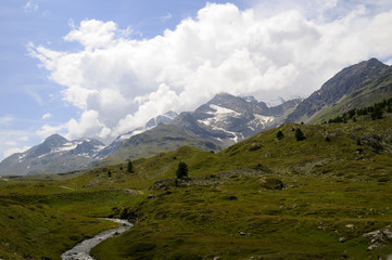 Fototapeta na wymiar Bernina Express z jeziora Como do St Moritz Szwajcaria