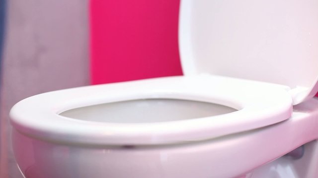 Toilettendeckel hochklappen, Brille unten und pinkeln