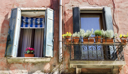 Fototapeta na wymiar Fenster mit Blumen, Venedig